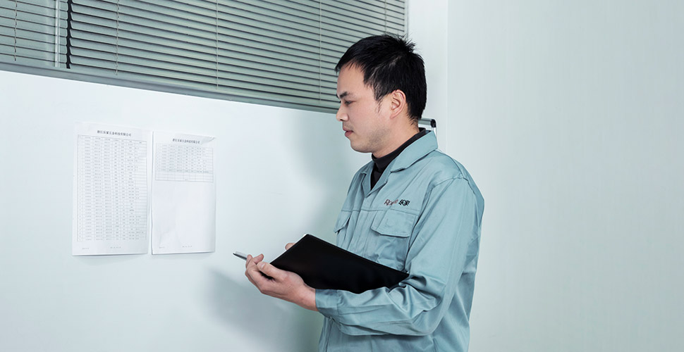 Periksa kemajuan produksi di dinding